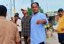 चित्रकूट: मंदाकिनी के उफान के बीच देवदूत बने डीएम पुलकित गर्ग, चित्रकूट में संवेदनशील प्रशासन की नई मिसाल