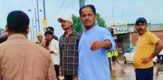 चित्रकूट: मंदाकिनी के उफान के बीच देवदूत बने डीएम पुलकित गर्ग, चित्रकूट में संवेदनशील प्रशासन की नई मिसाल