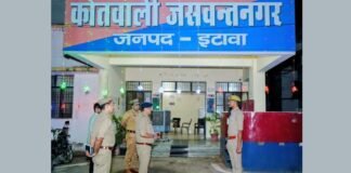 UP: आगे चल रहे ट्रक में पीछे से घुसा तेज रफ्तार ट्रक, भीषण टक्कर में दो गंभीर घायल