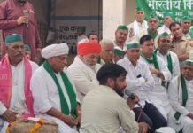 UP: हाथरस सादाबाद में गरजे राकेश टिकैत, किसान महापंचायत में सरकार पर साधा निशाना