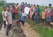 बलिया में बेटियों का सड़क सत्याग्रह! हाथों में तख्तियां, जुबान पर ‘रोड नहीं तो वोट नहीं’