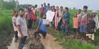 बलिया में बेटियों का सड़क सत्याग्रह! हाथों में तख्तियां, जुबान पर ‘रोड नहीं तो वोट नहीं’