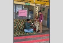 बहराइच: 12 महीने से वेतन अटका, PHC सुजौली के डॉक्टर धरने पर बैठे