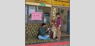 बहराइच: 12 महीने से वेतन अटका, PHC सुजौली के डॉक्टर धरने पर बैठे
