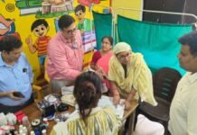 सीतापुर में डीएम का औचक निरीक्षण, एएनएम का 15 दिन का वेतन रोकने के निर्देश
