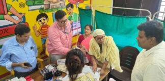 सीतापुर में डीएम का औचक निरीक्षण, एएनएम का 15 दिन का वेतन रोकने के निर्देश