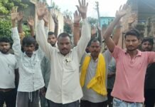 अमेठी के वार्ड-2 में 15 साल से विकास का इंतजार, ग्रामीणों का फूटा गुस्सा, प्रदर्शन कर दी आंदोलन की चेतावनी