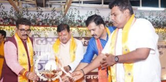सीतापुर पुलिस लाइन में गूंजे कान्हा के जयकारे, आधी रात को हुआ श्रीकृष्ण जन्म