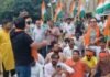 UP: सीतापुर के लालबाग चौराहे पर हनुमान चालीसा का पाठ, मांगों को लेकर प्रदर्शनकारियों का शक्ति प्रदर्शन