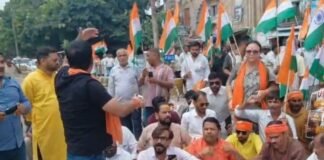 UP: सीतापुर के लालबाग चौराहे पर हनुमान चालीसा का पाठ, मांगों को लेकर प्रदर्शनकारियों का शक्ति प्रदर्शन