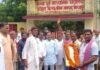 UP: मिर्ज़ापुर में सपा का अनोखा प्रदर्शन! बंद पड़े सरकारी स्कूलों के बाहर मनाया शिक्षक दिवस, सरकार पर दागे तीखे सवाल
