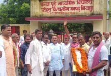 UP: मिर्ज़ापुर में सपा का अनोखा प्रदर्शन! बंद पड़े सरकारी स्कूलों के बाहर मनाया शिक्षक दिवस, सरकार पर दागे तीखे सवाल