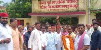 UP: मिर्ज़ापुर में सपा का अनोखा प्रदर्शन! बंद पड़े सरकारी स्कूलों के बाहर मनाया शिक्षक दिवस, सरकार पर दागे तीखे सवाल