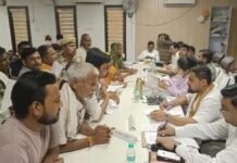 UP: गोण्डा में अफसरों को DM की दो टूक, शिकायतें कागजों पर नहीं जमीन पर सुलझाएं