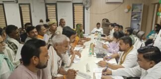 UP: गोण्डा में अफसरों को DM की दो टूक, शिकायतें कागजों पर नहीं जमीन पर सुलझाएं