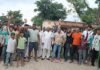 UP: मथुरा में सुथरिया स्कूल मर्ज किए जाने पर ग्रामीणों का हंगामा, 4 किमी दूर भेजने का किया विरोध
