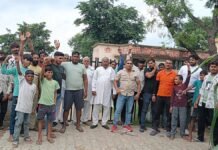 UP: मथुरा में सुथरिया स्कूल मर्ज किए जाने पर ग्रामीणों का हंगामा, 4 किमी दूर भेजने का किया विरोध