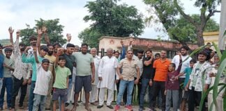 UP: मथुरा में सुथरिया स्कूल मर्ज किए जाने पर ग्रामीणों का हंगामा, 4 किमी दूर भेजने का किया विरोध
