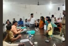 बलिया में डीएम ने सुनीं फरियादियों की समस्याएं, लापरवाही पर कार्रवाई की चेतावनी
