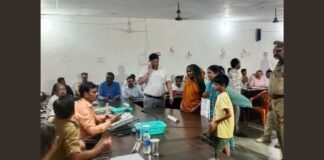 बलिया में डीएम ने सुनीं फरियादियों की समस्याएं, लापरवाही पर कार्रवाई की चेतावनी