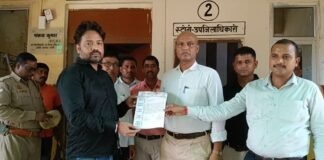 UP: निलंबन पर बवाल! अमेठी में लेखपालों ने बस्ता जमा कर खोला मोर्चा