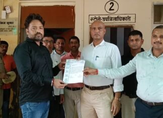 UP: निलंबन पर बवाल! अमेठी में लेखपालों ने बस्ता जमा कर खोला मोर्चा