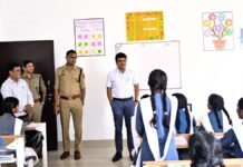 बाराबंकी में डीएम-एसपी का कस्तूरबा विद्यालय पर औचक निरीक्षण, छात्राओं संग भोजन कर परखी व्यवस्थाएं