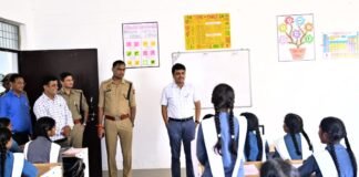 बाराबंकी में डीएम-एसपी का कस्तूरबा विद्यालय पर औचक निरीक्षण, छात्राओं संग भोजन कर परखी व्यवस्थाएं