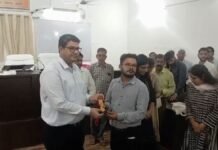 UP: मीरगंज तहसील में अचानक पहुंचे कमिश्नर, अधिकारियों में मची हलचल