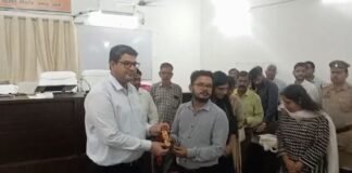 UP: मीरगंज तहसील में अचानक पहुंचे कमिश्नर, अधिकारियों में मची हलचल