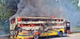 UP: चलती डबल डेकर बस बनी आग का गोला, 40 यात्रियों ने कूदकर बचाई जान
