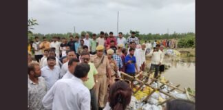 UP: रामगंगा के तेज कटान से मंदिर को पहुंची क्षति, डीएम ने मौके पर पहुंचकर लिया जायजा