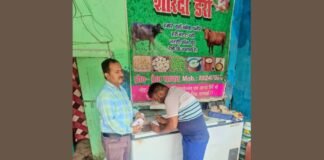 UP: जफराबाद बाजार में खाद्य विभाग की छापेमारी, कई दुकानों से लिए गए खाद्य पदार्थों के नमूने