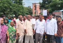 UP: सड़क न होने से ग्रामीण बेहाल, सैकड़ों लोगों ने तहसील पहुंचकर सौंपा ज्ञापन