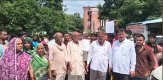 UP: सड़क न होने से ग्रामीण बेहाल, सैकड़ों लोगों ने तहसील पहुंचकर सौंपा ज्ञापन