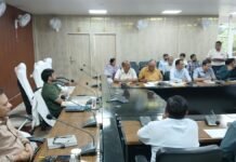 UP: 50 लाख से अधिक की विकास परियोजनाओं की डीएम ने की समीक्षा, सुस्त कार्यदायी संस्थाओं को कड़ी चेतावनी