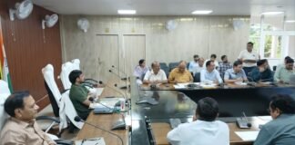 UP: 50 लाख से अधिक की विकास परियोजनाओं की डीएम ने की समीक्षा, सुस्त कार्यदायी संस्थाओं को कड़ी चेतावनी