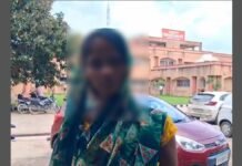 UP: छेड़छाड़ का आरोप लगाकर महिला पहुंची जिलाधिकारी कार्यालय, पुलिस पर कार्रवाई न करने का आरोप