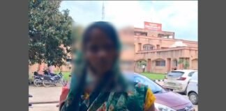 UP: छेड़छाड़ का आरोप लगाकर महिला पहुंची जिलाधिकारी कार्यालय, पुलिस पर कार्रवाई न करने का आरोप