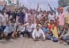 UP: कटेसर गांव में जलभराव से परेशान ग्रामीणों का धरना, गंदे पानी में डूबा रास्ता, समाधान न होने पर आंदोलन की चेतावनी