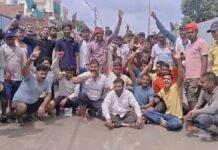 UP: कटेसर गांव में जलभराव से परेशान ग्रामीणों का धरना, गंदे पानी में डूबा रास्ता, समाधान न होने पर आंदोलन की चेतावनी