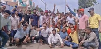 UP: कटेसर गांव में जलभराव से परेशान ग्रामीणों का धरना, गंदे पानी में डूबा रास्ता, समाधान न होने पर आंदोलन की चेतावनी