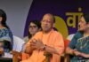 UP: काशी से पोषण अभियान का शंखनाद, CM योगी ने राधा-कृष्ण बने बच्चों को खिलाई खीर