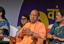 UP: काशी से पोषण अभियान का शंखनाद, CM योगी ने राधा-कृष्ण बने बच्चों को खिलाई खीर