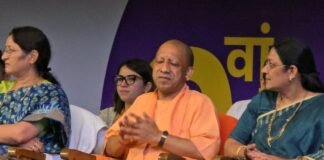 UP: काशी से पोषण अभियान का शंखनाद, CM योगी ने राधा-कृष्ण बने बच्चों को खिलाई खीर