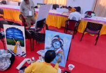 UP: वृंदावन की कला प्रदर्शनी में दिखी ब्रज की झलक, चित्रकारों ने रंगों से रची राधा-कृष्ण की लीलाएं