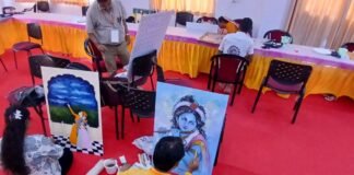 UP: वृंदावन की कला प्रदर्शनी में दिखी ब्रज की झलक, चित्रकारों ने रंगों से रची राधा-कृष्ण की लीलाएं