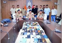 UP: 20 लाख के 100 खोए मोबाइल बरामद, इटावा पुलिस ने मालिकों के चेहरे पर लौटाई मुस्कान