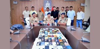 UP: 20 लाख के 100 खोए मोबाइल बरामद, इटावा पुलिस ने मालिकों के चेहरे पर लौटाई मुस्कान