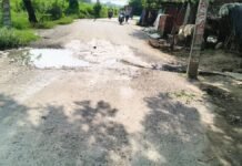 UP: जयपट्टी में सड़क पर गहरा गड्ढा, जगह-जगह अतिक्रमण और पुल-पुलियों पर रेलिंग का अभाव
